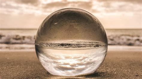 boule de cristal sur la plage